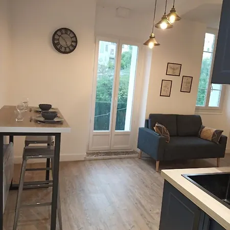 Joli Avec Balcon